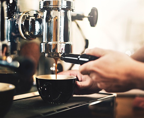 Café expreso en máquina de brazo